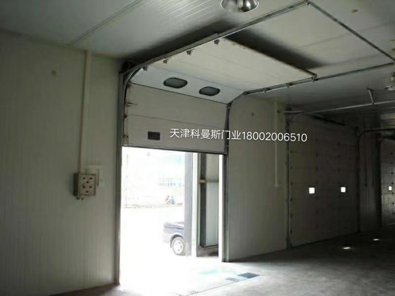 工業(yè)提升門廠家 提升門價(jià)格 天津科曼斯門業(yè)